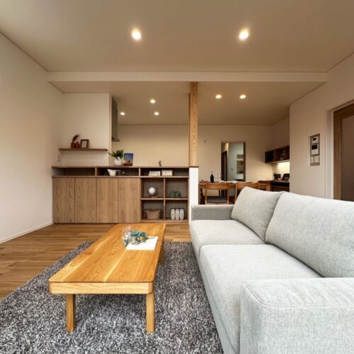 リビングにはキッチンの腰壁を利用して造作棚を施工しました。  向かって右側は固定棚として、扉付きの左側は可動棚として高さを変えれる仕様に。  リビングで使う物などスッキリと収納できそうですね♪  そして、あえてダイニングとリビングの天井の高さを変え、メリハリある空間を演出！