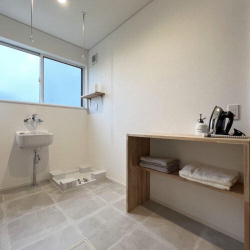 サンルームには大工さんお手製の造作カウンターと、スロップシンクを取り付けました！  このスロップシンクが、ジャブジャブゴシゴシ予洗いできて本当に便利！オススメしたい一品です( *´艸｀)