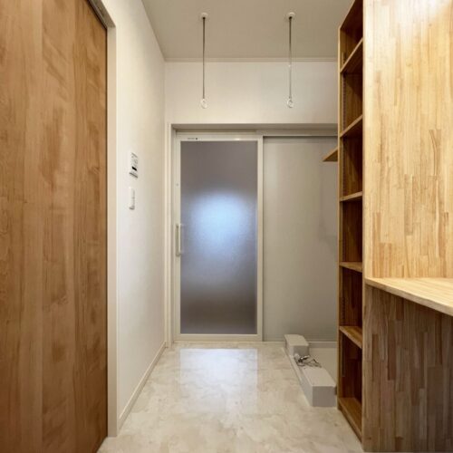 天井にはホスクリーンを取り付けました！  洗濯後、その場ですぐ干せるのは嬉しいですよね♪  簡単に着脱可能なので、使わない時に外しておけるのも魅力的★  フロアタイルは【サンゲツのIS-1081】透明感や清潔感を感じさせる人気のストーンタイルです！