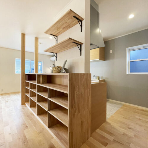 周囲をグルグルと走り回ることができるほど自由で広々とした空間が広がるアイランドキッチン。  背面は、造作棚を取り付けました。収納は多いほどうれしい(^^♪