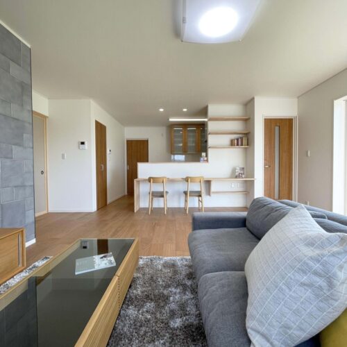 約20帖のLDK。造作カウンターで食事をするので、ダイニングテーブルがない分、LDKがとても広く感じます。お料理を作る人とカウンターに座る人の距離が近く、家族とお話ししながら調理することができますね。エコカラット（ストーンⅡグレー）を使用。