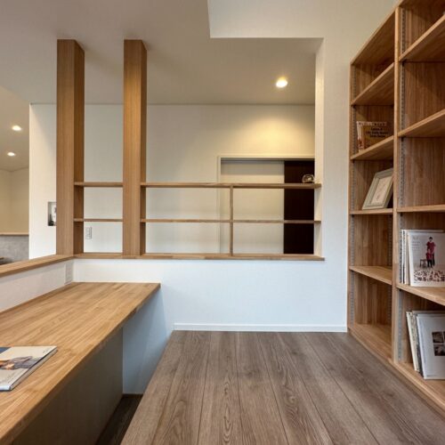 スキップフロアは足を下ろして作業ができるように机を造作しました！