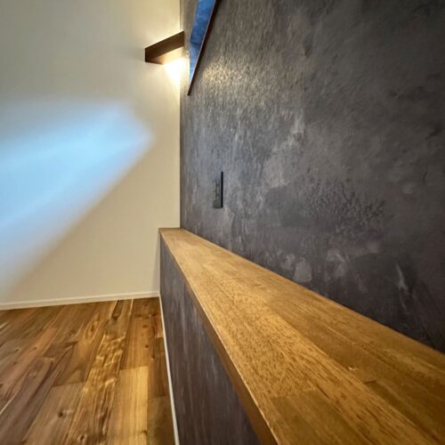 寝室の壁にはちょっとしたカウンターを造作。  目覚まし時計を置いたり、好みの雑貨を飾ったり♡  コンセントも完備しているので寝る時の携帯置き場としても(*^^)v