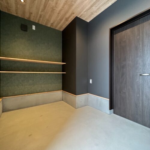 奥様がひらくお菓子屋さんの店舗のデザインです♡クロスや建具など、落ち着いた色味で統一感のある店舗に(^o^)丿また、天井の木目が空間をやわらかい雰囲気にしてくれますね♪ここにショーケースを置いたり、棚には焼き菓子を並べたりと、想像するだけでわくわく！約４帖のコンパクトな空間もまた魅力的です☆