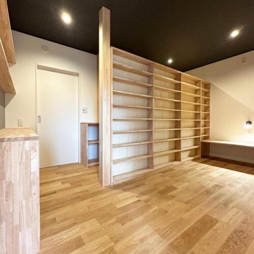 1階リビング横の洋室には存在感のある本棚を造作で造られました。  本やDVDなど、たくさん入りそうです(*´▽｀*)  天井のクロスもブラック（クロス：サンゲツRE-53271）と落ち着いた＆最高の空間の出来上がりです！