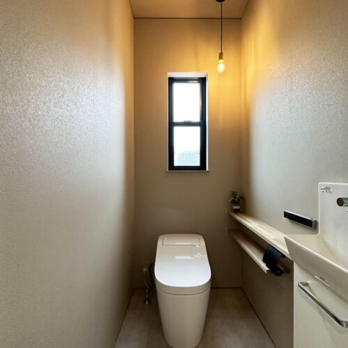トイレは細部までこだわりを詰め込みました。  ペーパーホルダーと窓枠、スティックリモコンは黒で統一感をプラス！  オシャレで落ち着く空間になりました♪     トイレ：パナソニック アラウーノ  スティックリモコン：ブラック  ペーパーホルダー：カワジュン SC-48M  クロス：リリカラ LL-5152  ペンダントライト：DAIKO DPN-41063Y