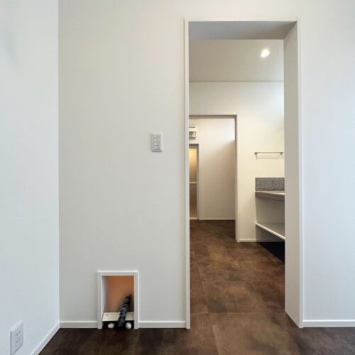 愛猫ちゃん専用のドアはサンルームに繋がりました♪  一直線上に集約した水回りは、奥からお風呂～脱衣室～洗面スペース～サンルームです。  サンルームは日当たりが良く大きな掃き出し窓があるので、愛猫ちゃんはポカポカ日向ぼっこかな？(=^・^=)