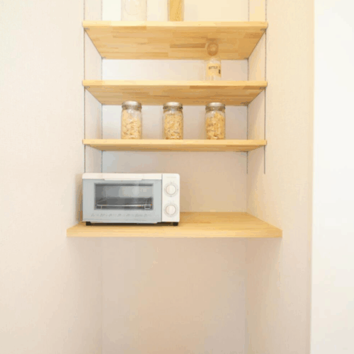キッチン横のスペースには食品庫を確保。こちらも造作となっており、可動式なので好みの高さに調節できるのが特徴です。