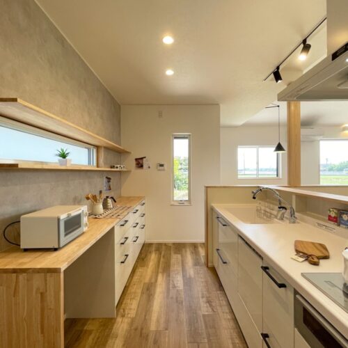 キッチンとカップボードはTOTOミッテ(シーンホワイト)を選ばれました。  ブラックの取手が空間を引き締めてくれますね☆  全体の色合いがもう本当にかわいいのです…！！