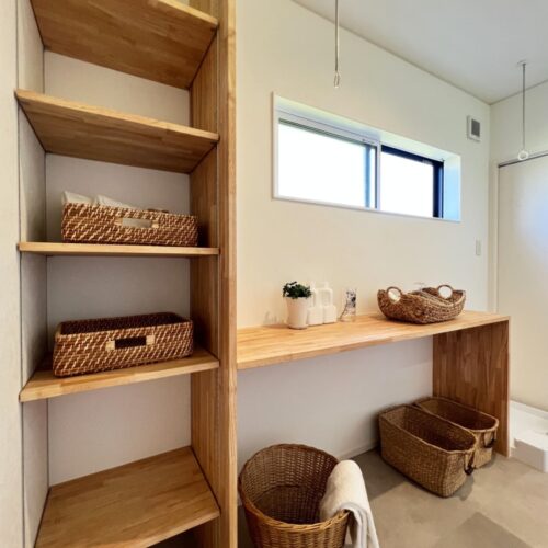 サンルームの造作棚。  床から天井までの高さの可動棚にはタオルなどをたっぷり収納できます。  造作のカウンターは、洗濯物を畳んだりアイロンをかけたりと、使い勝手◎