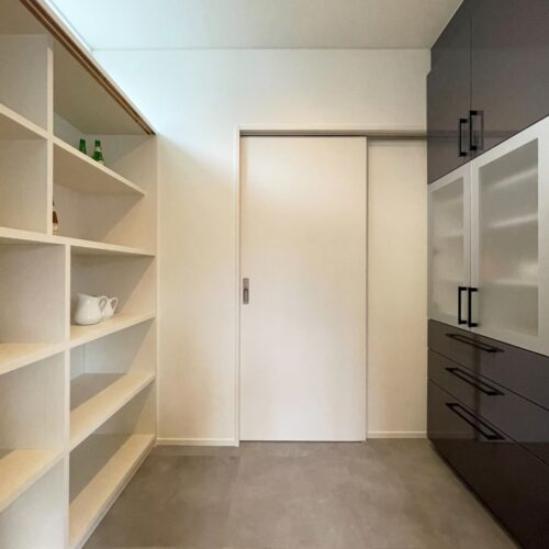 食品庫です。  向かって左側は、大工さんの造作収納棚。  右側には、キッチンと同じTOTOのミッテのカップボードを配置されました。  収納量が多くてうれしい食品庫です！