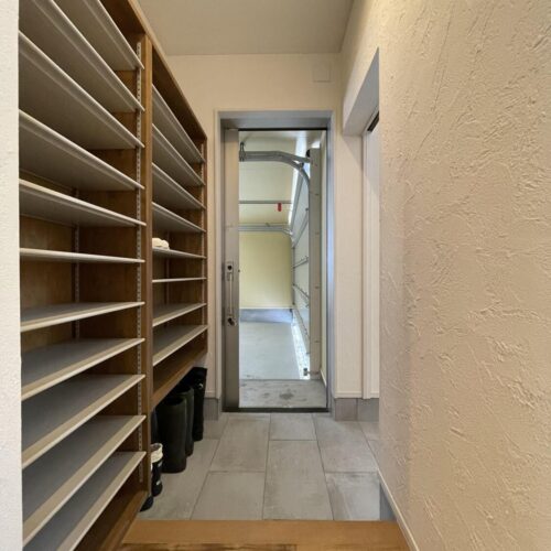 家族用玄関には靴をたくさん収納できるシューズクロークがあり、インナーガレージと繋がる扉があります。  雨の日でも濡れずにお家へ入ることができますね(^_-)-☆