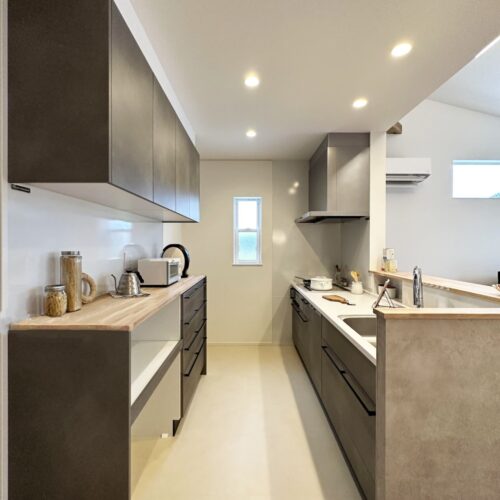 キッチンとカップボードはタカラスタンダードのオフェリアを採用！  カラーはシャイングレーです。オシャレ～♡♡♡  カップボードの天板は大工さんに造作してもらい、木の温もりをプラス！  収納も充実しているので使い勝手抜群です♪     キッチン・カップボード：タカラスタンダード オフェリア／カラー：シャイングレー