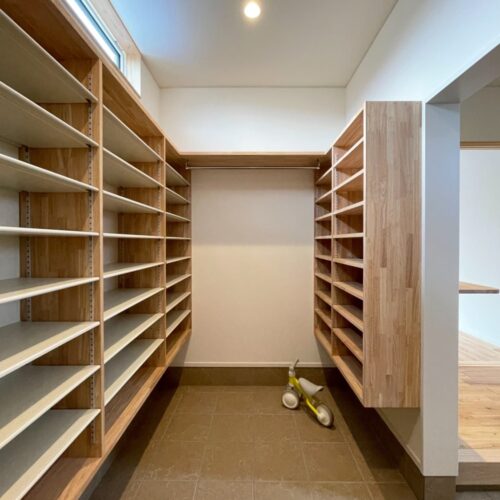 こちらはシューズクローク。  約4帖の広々空間です。 靴を入れるスペースはもちろんたっぷり！  パイプハンガーも付けられたので、コートを家の中に持ち込まずにここにかけておくこともできますね(^^)