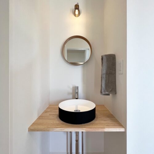 玄関を上がってすぐ、洗面を造られました。  扉を開けずにすぐ行けるので、このご時世にとてもうれしい手洗い場(*^^*)  丸い鏡と丸い手洗いボウルがかわいいですよね(*´ω｀)  （手洗いボウル：サンワカンパニー シンエッジ380ブラック）