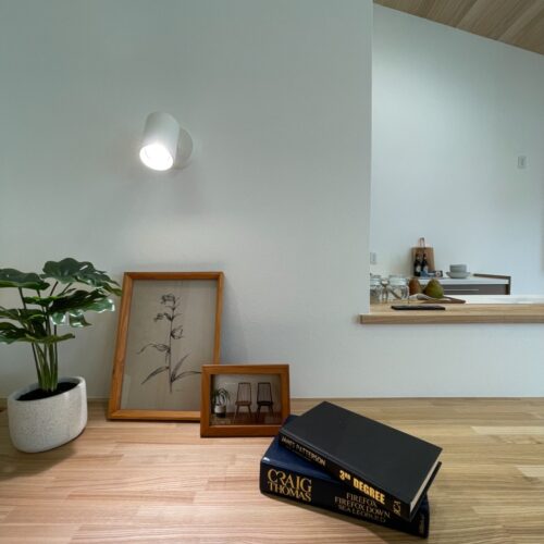 キッチン前のカウンターにあるこのライト。すごくいいと思うんです!!子どもが宿題する時等、日中でも手元がちょっと暗いなぁでも電気つける程でもないんだよなぁ…て時があり、きっとここにライトあって良かった！ってなると思われます(´艸｀*)