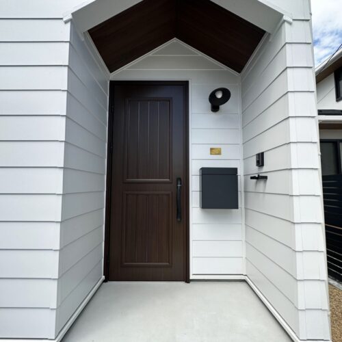 玄関ポーチは三角のアーチがアクセント☆  まっ白な外観にショコラ系の玄関ドアがピッタリ！  土間に埋め込んだ『hello』の真鍮レターがお施主様のお心遣いを感じます(^_-)-☆