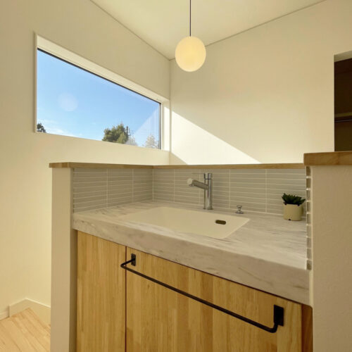 二階にはセカンド洗面を設置。  お掃除の時や、寝室の加湿器に給水する時、寝る直前の歯磨きなど、一階に降りなくても水を使えるのは本当に便利！  可愛いタイルやお洒落なタオルバーなどで自分好みの洗面台になりました♪