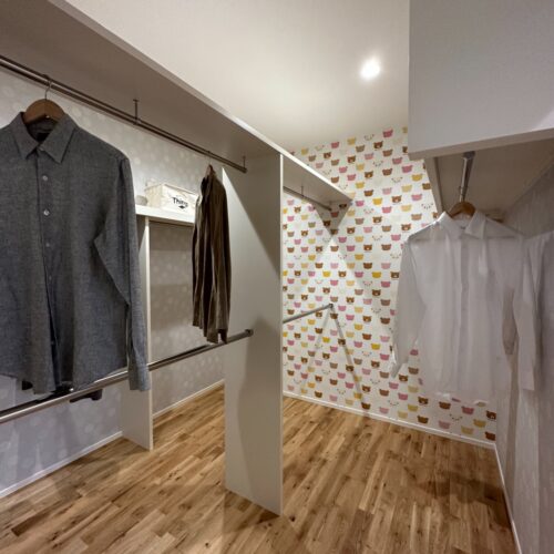 1階のファミクロです。約6帖のひろさがあるファミクロ、うらやましいですね～。 こちらのファミクロは、玄関ホールとサンルームに繋がっています。動線バッチリ！