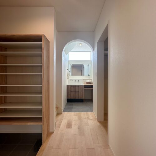 玄関ホールからファミリークローゼットや洗面所に直接行けます。