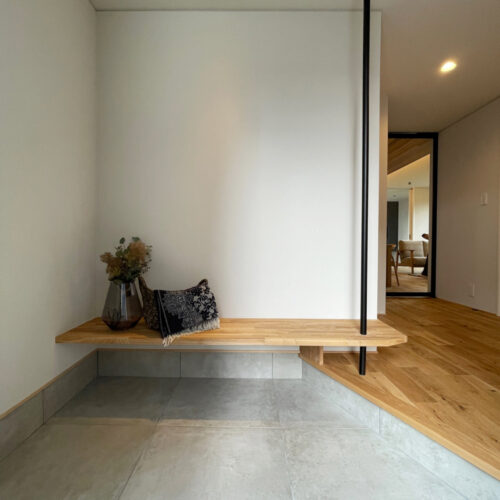  玄関に設けた造作ベンチです。天井まで設けた黒パイプの手摺りがまたお洒落(*^-^*)  玄関ベンチは、腰掛ければ靴の着脱がしやすかったり、外出時の荷物や買い物した荷物を一時的に置いたりと様々な使い方で活躍しそう！