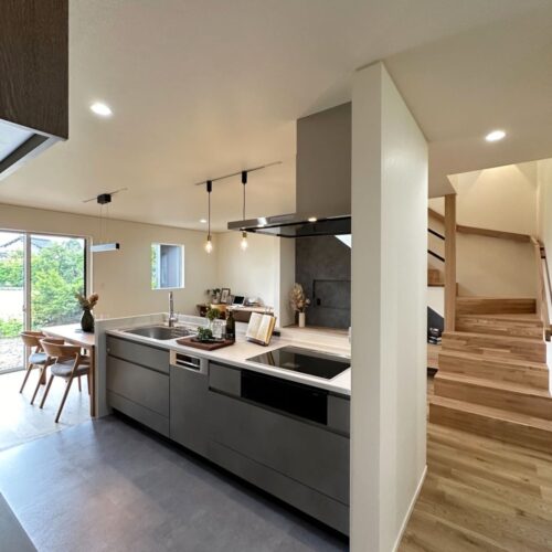 ぐるぐる回遊できるペニンシュラキッチン。  左右どちらからも行き来できるのがとっても便利☆