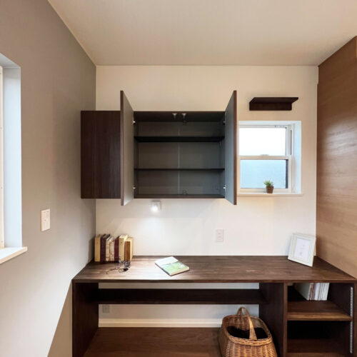 カップボードの横には造作カウンターを施工し、上には既製品の収納棚を取り付けました。  ママがコーヒーを飲みながら読書したり、パパがパソコンを使ったり、お子様が宿題したりと家族全員で使用できます(*´ω`*)  手元が明るくなるようにスポットライトも取り付けました☆彡  窓の上の台は？…こちらは神棚スペースです(^_-)-☆オシャレ～♪