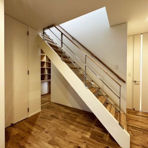 玄関ホールには蹴込み板がないスケルトン階段を採用！  ステンレスの手すりがオシャレですよね( *´艸｀)  実はこちらの階段下を抜けるとファミリークローゼットに繋がるんです♪この動線、本当にマネしたい！