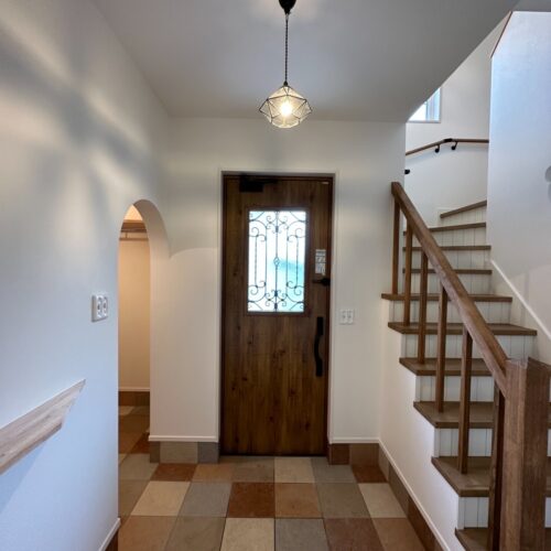 玄関のタイルは、LIXILのグレイスランドを5色混ぜて貼っています。こうして混ぜ合わせると、1色の時とはまた違う印象を持ちますね(*^^*) また、シューズクロークへの入口はアーチ壁にされました。全体的な雰囲気が合っていてかわいい～(^^)