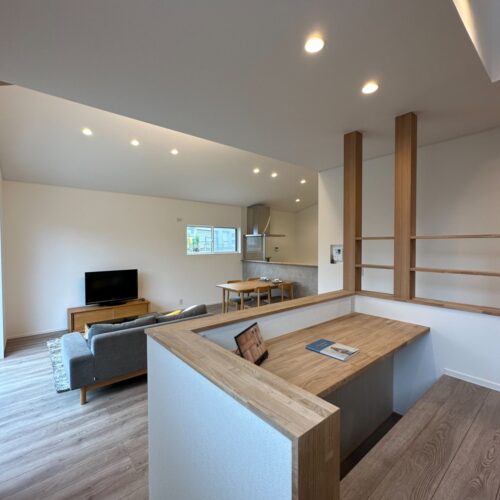 リビングから少しだけ高い位置、階段の途中にスキップフロアをつくっています。スキップフロアは足を下ろして作業ができるように机を造作しました！スキップフロアに座るとリビングに立つ家族とちょうど目線が合うくらいの高さになっています(^^)集中しつつ、家族と空間を共有しながら作業ができるのも嬉しいですね♪