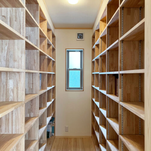 寝室横には大工さんお手製の本棚。  床から天井までビッシリ収納できる本棚はまるで図書館のようです！  本の大きさに合わせて高さを変えれるように可動レールを取り付けました。大型本専用のスペースも確保してあります♪