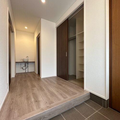 玄関ホールには扉付きの収納を設けました。靴や外遊び用のおもちゃ、お子様の部活で使う道具などさまざまなものを収納することができます◎パイプハンガーも取付けているのでアウターも整理することができますね(^o^)家の中に持ち込まないものは玄関収納に入れておくと、出し入れもスムーズですし、どこに入れたか見失うこともなくなります。