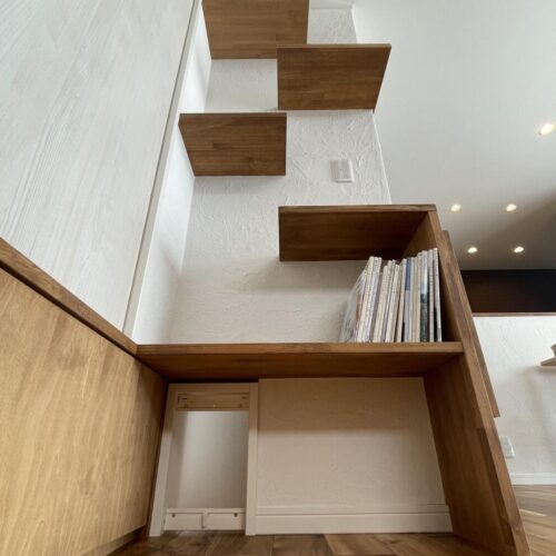 階段仕様のキャットウォーク下には猫ちゃん用の入り口を設けました。  猫ちゃん目線でご堪能ください(=^・^=)