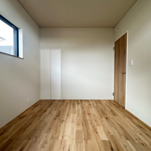 主寝室は一階に。  平屋使いのできる間取りです。