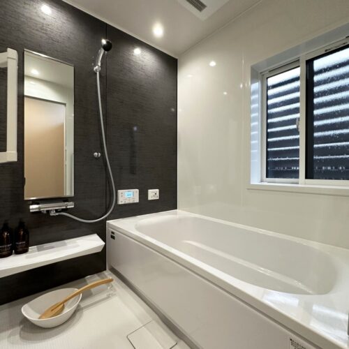 お風呂はタカラスタンダードのリラクシア。  パネルにはマグネットが付くので、浮かせる収納も可能◎  お手入れが簡単なのも魅力的ですね！     ユニットバス：タカラスタンダード リラクシア パネルカラー：コンクリートグレー