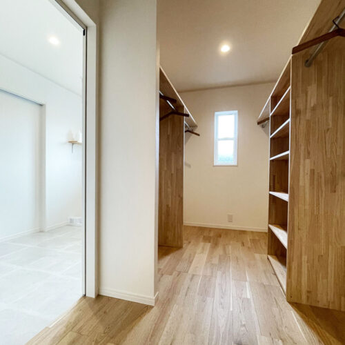 サンルーム横にはファミリークローゼット。  洗う→干す→仕舞うの一連の流れが数歩で完結します(*^^)v 家事動線が短いのは嬉しいですよね♪