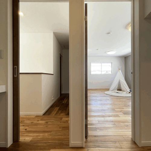 ファミリークローゼットの二つの入り口は、主寝室と廊下に繋がります。  お子様がお昼寝している間も、お部屋に入らず洋服を片付けることができますね(^^♪