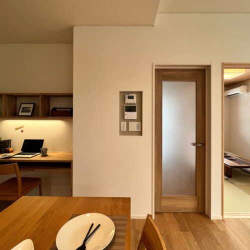 玄関へと繋がる扉の横に設けたリモコンニッチ。  リモコンを一ヶ所にまとめる事で、スッキリと見せることができますね☆彡  アクセントクロスで遊ぶのもオシャレ♡