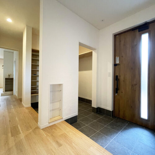 玄関は来客用玄関と家族用玄関で別れているので常にスッキリした状態でお客様をお迎えできます(*^^*)  家族用玄関には壁一面のシューズクロークとパイプハンガー、全身鏡を取り付けました。