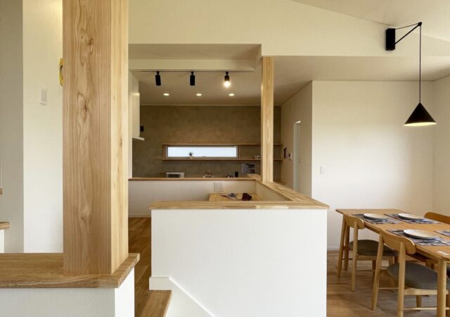 子供がのびのび育つ、勾配天井とスキップフロアのある家