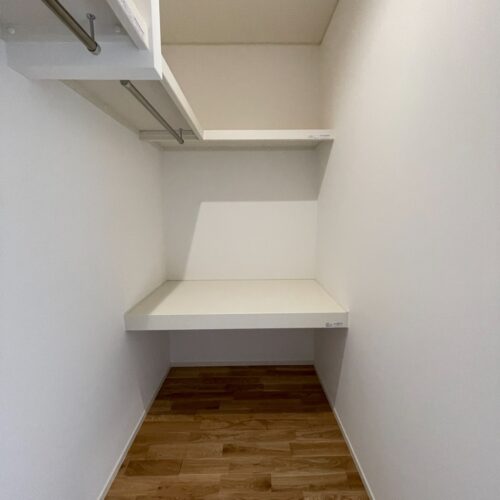 2階主寝室奥のウォークインクローゼットです。  1階に収納がたくさんあるお家なので、こちらには使用頻度の低い物やお子様の思い出の品等を収納できます。