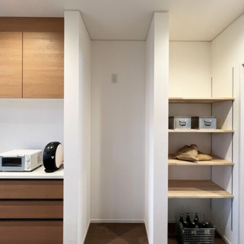 冷蔵庫を置くスペースの横には食品庫として棚を造作しました。  可動レール付きなので、置く物に合わせて高さを変えれるのが嬉しいですよね♪