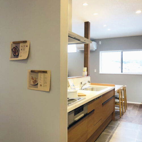 キッチンはペニンシュラ型キッチンを採用！  キッチン横の壁にはFeボードを施工しました。お気に入りのレシピやお子様の予定表などを貼っておくことができます★     キッチン：リクシル シエラS21　クリエラスク/ブラックスリムW2565