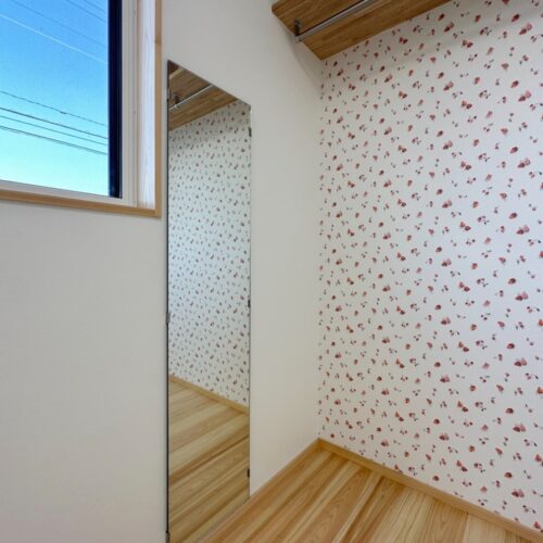 一面だけ、イチゴやさくらんぼの絵柄のアクセントクロスを。  （サンゲツ：RE53725）  鏡もうれしいポイントです(*^^*)