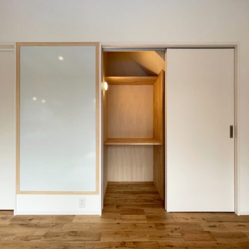 リビング収納として、階段下の空間を利用した収納を造られました。  掃除用具や消耗品のストック、リビングで使うものなど、様々な物をしまっておくことができそうです。  その横には、とっても大きなホワイトボード。  お知らせを貼っておいたり、直接お絵描きしたり…お子さんんも楽しめそうです！