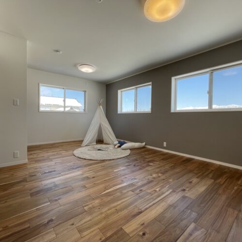 二階の主寝室は、将来部屋を間仕切りできるように設計しました。  お子様が小さい時は一緒に寝て、大きくなったらお部屋を分けれるように扉も二つ付けました。