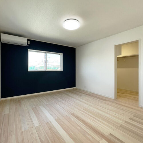 寝室の床はひのきに。ひのきに含まれる成分にはストレス解消や、リラックス効果があることが分かっています。いい香り～♡  壁の一面だけ色を変えて、これまたおしゃれですよね(*^^*)