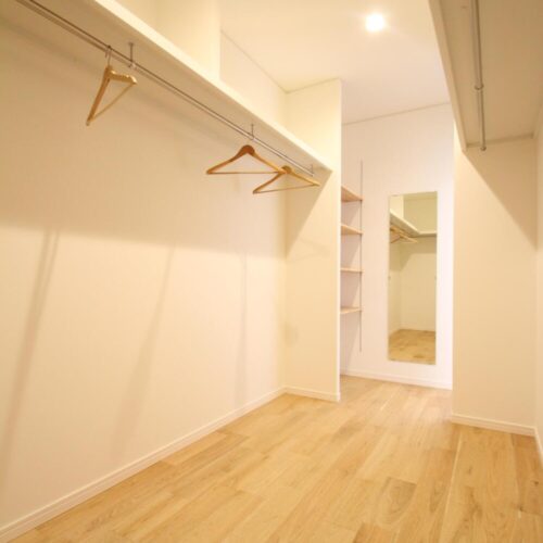 造作デスクと造作棚。ダイニングの一角にあるので、趣味のスペースとして、お子様の宿題スペースとして活躍予定です。