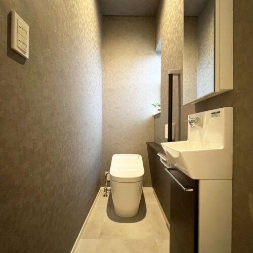 トイレはダークカラーでまとめてカッコ良く★  トイレ内に手洗いを取り付けました。すぐに手洗いできるので衛生面もバッチリ(*^^)v     トイレ：パナソニック アラウーノS160  クロス：サンゲツ  FE74174