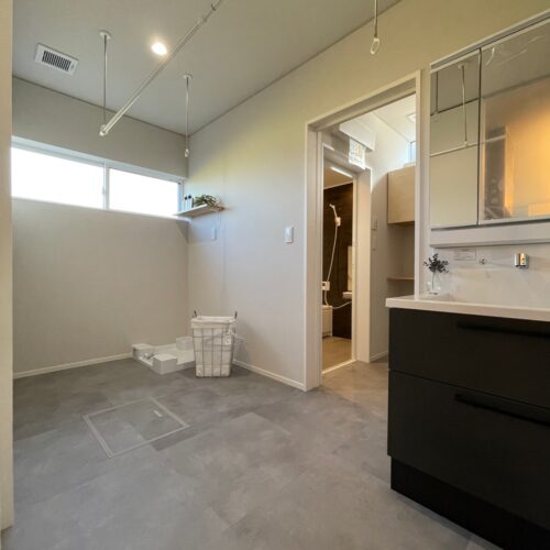 白で統一し、清潔感のあるサンルーム。物干し竿二本分のホスクリーンもあるので時間や天気を気にすることなく、洗濯をすることができます。